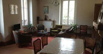Gîte au pied du clocher (6 personnes) Gîte au pied du clocher (6 personnes)