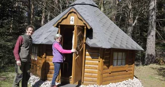 Alda et Roland sont heureux de vous accueillir au camping Labaroche ci-dessous devant un kota finlandais pour 4 personnes. Alda et Roland sont heureux de vous accueillir au camping Labaroche ci-dessous devant un kota finlandais pour 4 personnes.