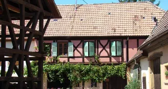 COUR PIERRE FRICK - VUE SUR LE CAVEAU COUR PIERRE FRICK - VUE SUR LE CAVEAU