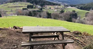 Aire de pique-nique - Sur les hauteurs des Basses Huttes Aire de pique-nique - Sur les hauteurs des Basses Huttes